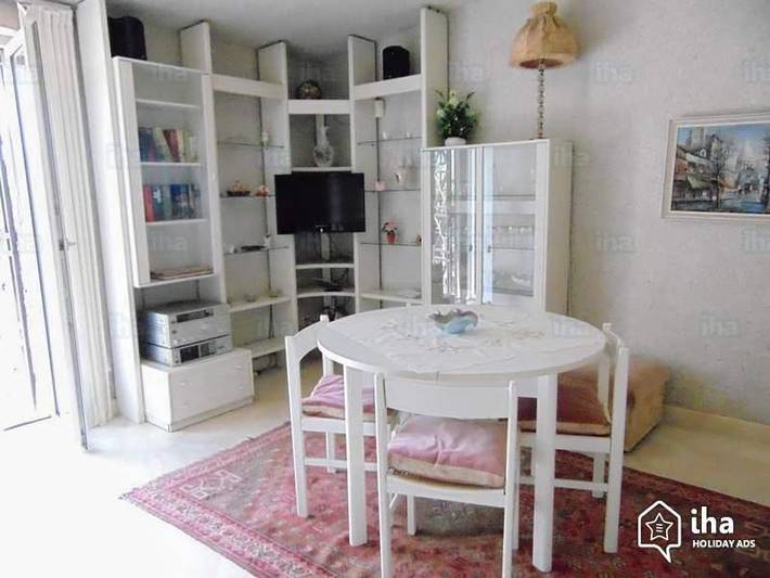 Ferienwohnung für 4 Personen, mit Terrasse und Garten sowie Pool und Ausblick in Fara in Sabina