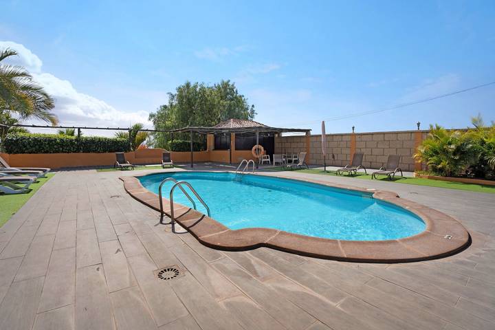 Apartamento entero, Apartamento vacacional 'Finca La Bonita Ap P1' con piscina, terraza compartida y Wi-Fi in Arona , Tenerife Sur