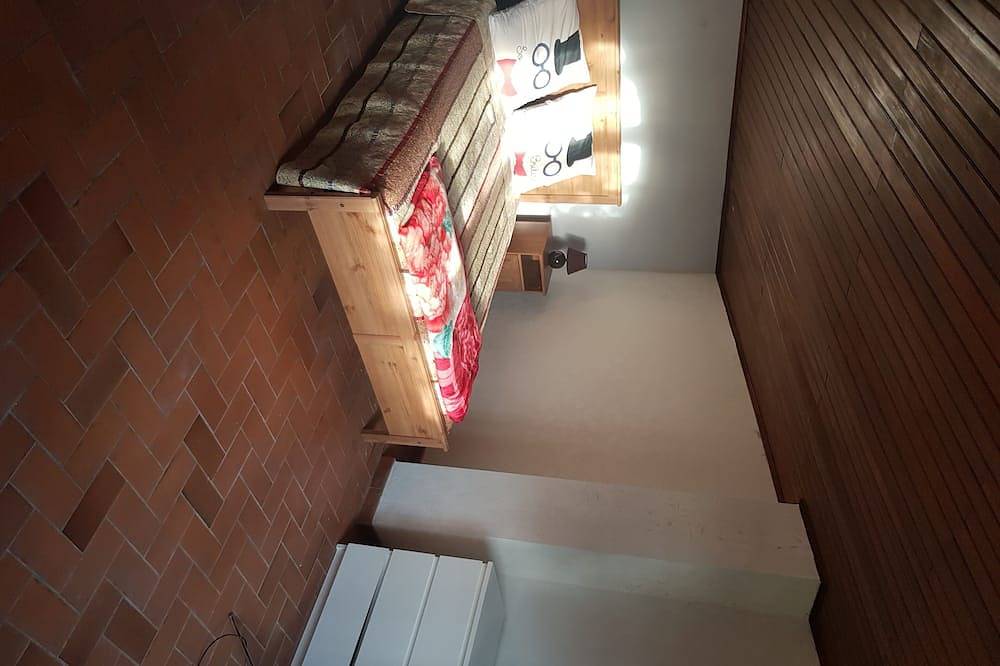 House with Pool and Jacuzzi. 130m2 on 3300m2 of land. 4 large bedrooms in La Crau, Toulon region