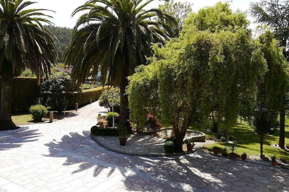 Stone chalet with pool and garden areas in Vilagarcía de Arousa, Rías Baixas