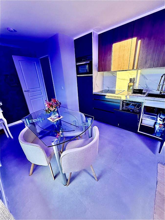 Gîte pour 4 personnes, avec terrasse ainsi que jacuzzi et piscine dans Office De Tourisme Cannes La Bocca - 2