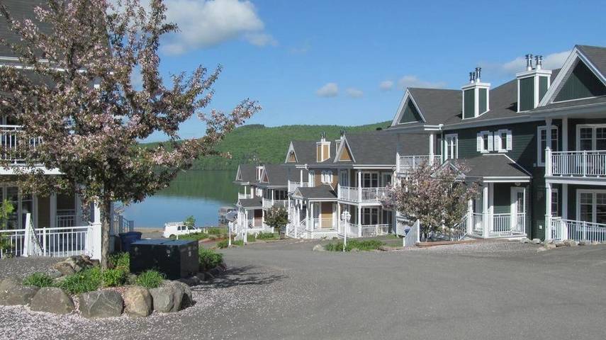 Gîte pour 7 personnes, avec vue ainsi que vue sur le lac et terrasse dans Saint Donat De Montcalm
