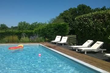 Gîte pour 6 personnes, avec piscine ainsi que jardin et terrasse à Allemans
