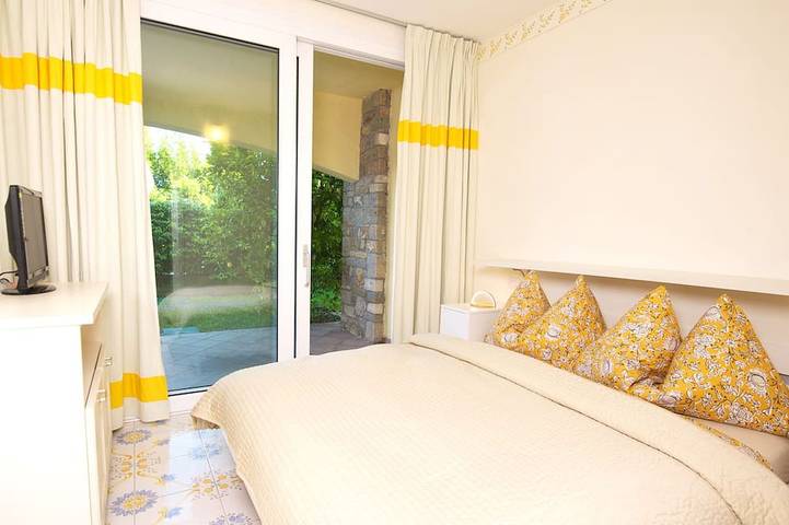 Ganze Wohnung, Residenz Limoni del Rustichel: FeWo N.3 mit Seeblick, Tiefgarage und Pool. in Maclino, Toscolano-Maderno
