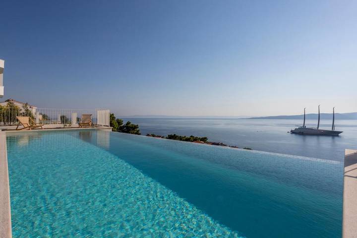 Villa pour 12 personnes, avec vue ainsi que piscine et jardin à Brela - 2