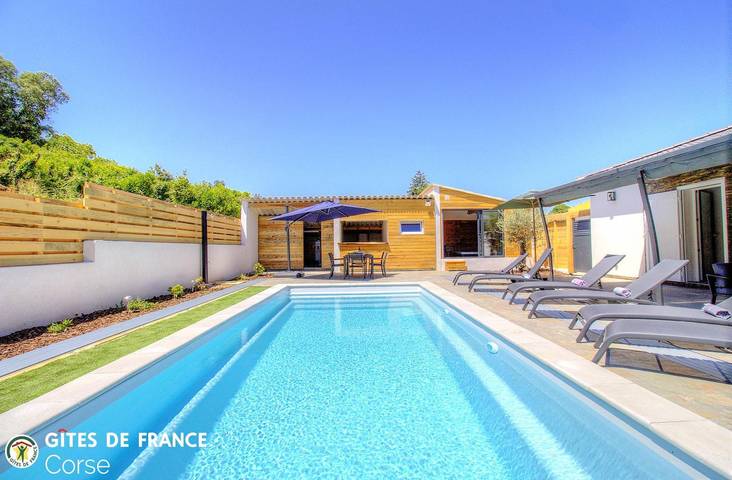 Gîte pour 4 personnes, avec Jacuzzi et Terrasse ainsi que Jardin et Piscine à Antisanti
