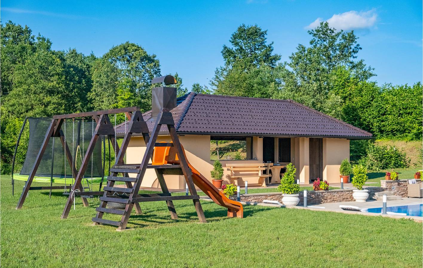 Charmante 240 m² große Ferienwohnung mit Pool, WLAN und Parkplatz in der Nähe des Zentrums von Slunj in Slunj, Karlovac und Umgebung