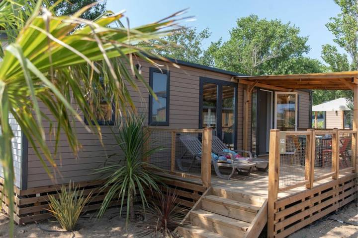 Mobil home pour 6 personnes, avec piscine ainsi que terrasse et jardin, adapté aux familles dans Plages des Cabanes de Fleury - 2