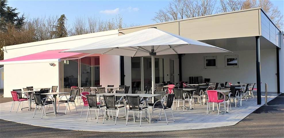 Camping pour 2 personnes, avec Terrasse ainsi que Jardin et Piscine
