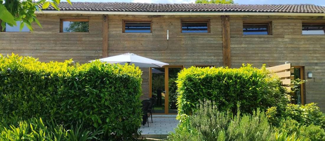 Location de vacances pour 4 personnes, avec jardin ainsi que vue et piscine, adapté aux familles à Cherbonnières