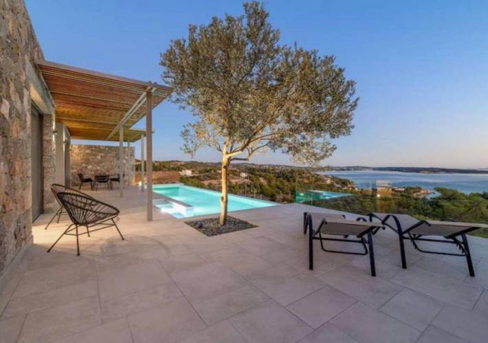 Villa für 6 Personen, mit Terrasse und Pool sowie Ausblick - 1