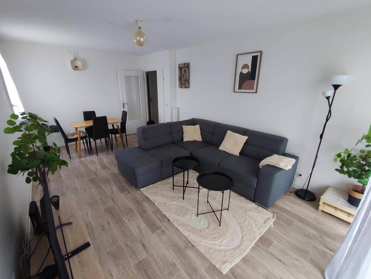 Appartement entier, T3 lumineux avec grande terrasse et parking sécurisé in Chenôve, Région de Dijon