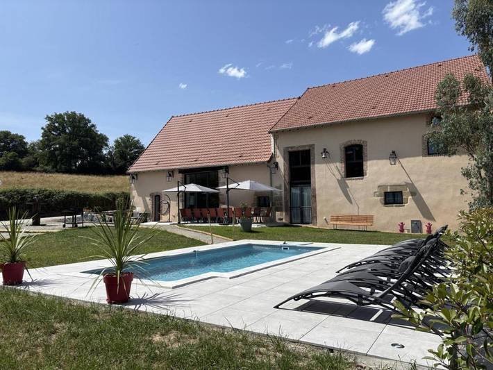 Location de vacances pour 8 personnes, avec Terrasse ainsi que Jardin et Piscine dans Haut-Bocage