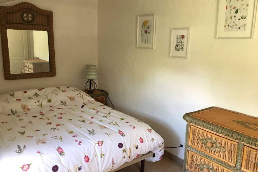Charming farmhouse(5p)and maisonette(5p)air-conditioned, heated pool, near sea and lake in Montauroux, Draguignan region