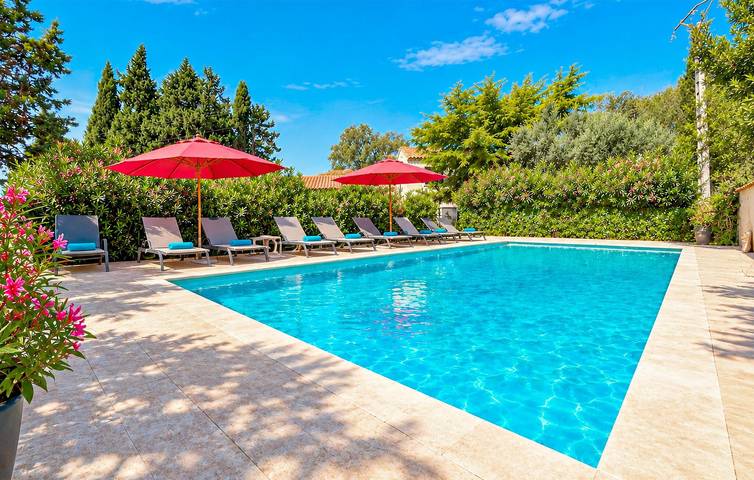 Charmante Ferienwohnung mit Pool, WLAN, Terrasse und Parkplatz in Eyragues, Arles und Umgebung