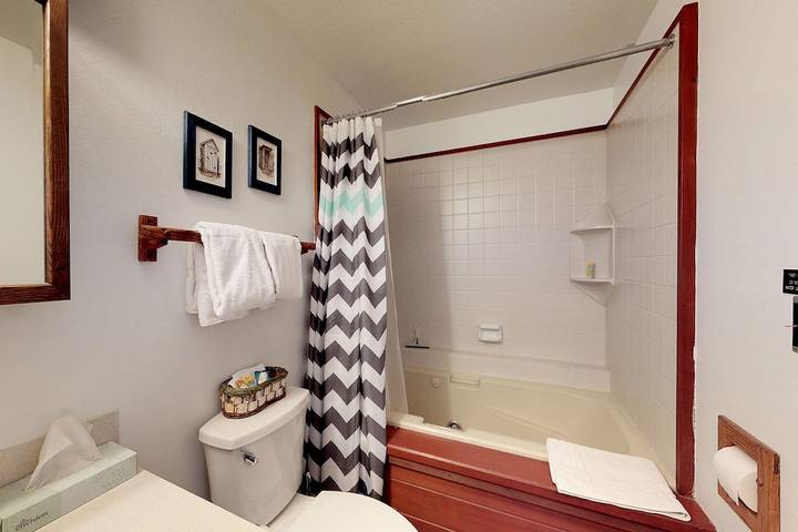 Vacation rental for 4 people, with terrace and pool in McCall