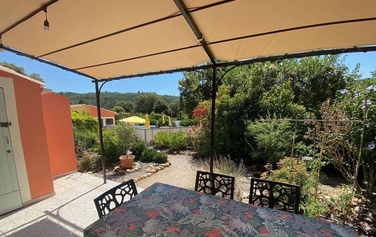 Location de vacances pour 5 personnes, avec jardin et bassin pour enfant, animaux acceptés dans les Alpes-de-Haute-Provence