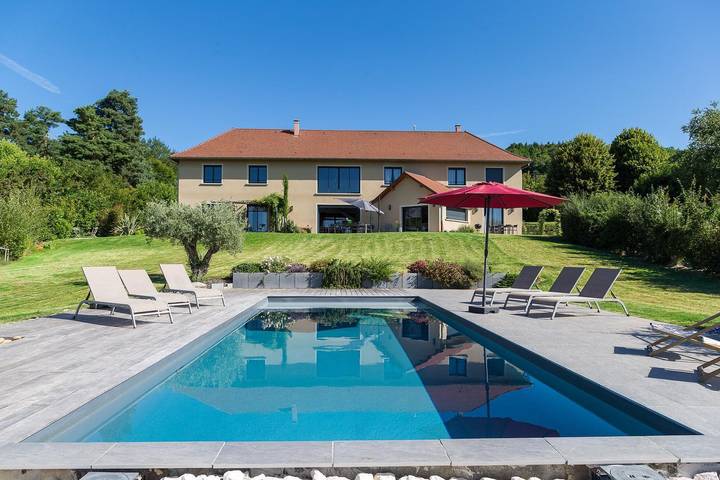 Gîte pour 14 personnes, avec Terrasse et Jardin ainsi que Piscine et Vue