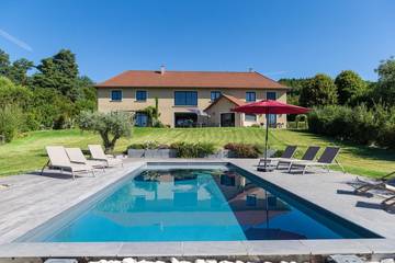 Gîte pour 14 personnes, avec piscine ainsi que terrasse et jardin dans Bossieu