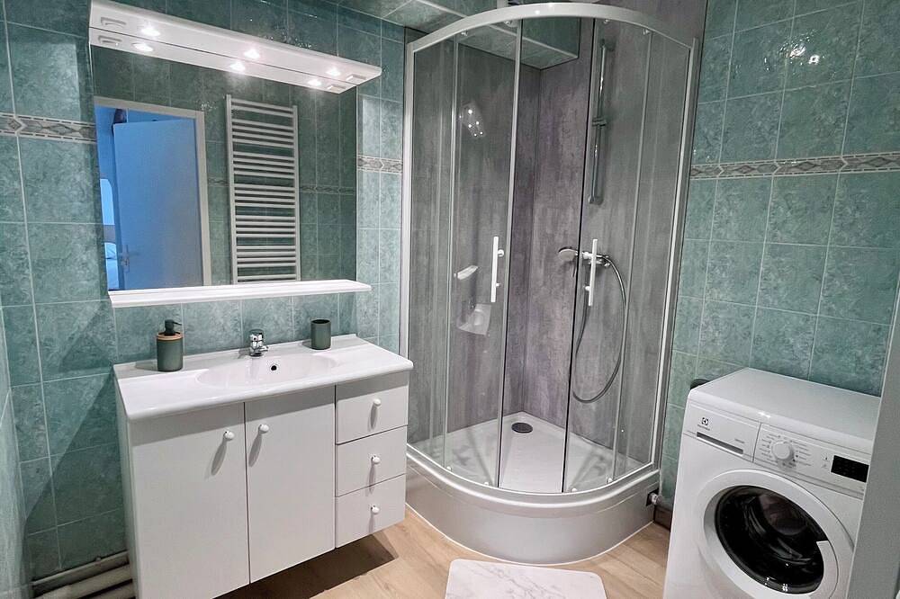 Entire apartment, New T2 with terrace + private garage in city center in Chambéry, Chambéry region