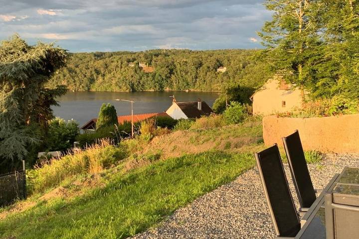 Location de vacances pour 12 personnes, avec jardin et vue sur le lac à Éguzon-Chantôme - 3