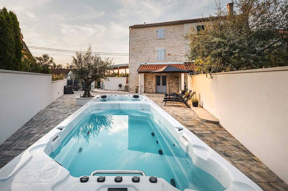 Villa mit 2 Schlafzimmern und Pool, Jacuzzi für bis zu 4 Personen in Grad Poreč, Porec und Umgebung