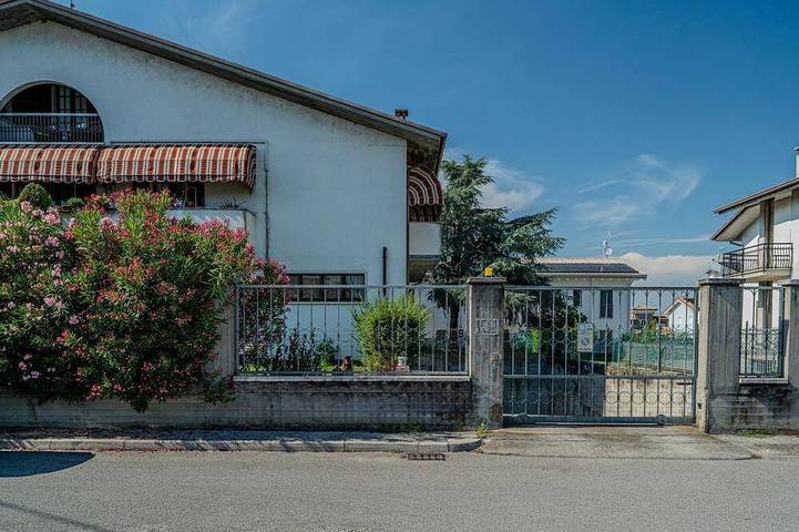 Under The Starr ten minutes from the lake cozy attic apartment. in Valeggio sul Mincio, Verona Province
