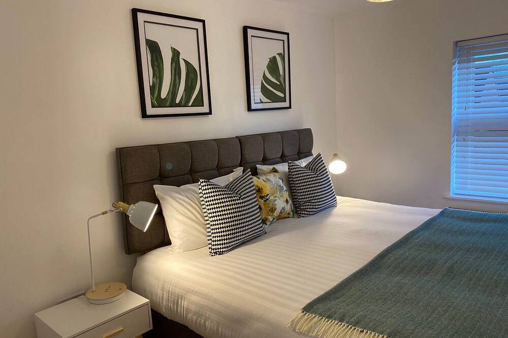 Wohnstätte-Komfort-Ensuite mit Dusche-Blick auf den Wald-Detached Property in St Helens, Nordwestengland