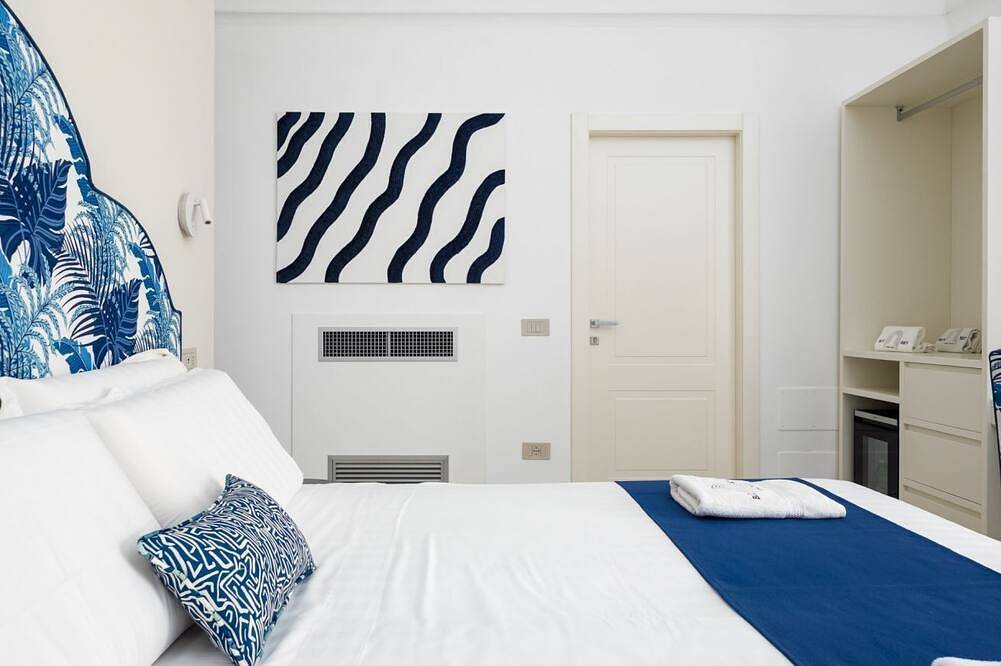 💎 Blu Sky Luxury Place – Deluxe Blue Room: Elegance, Comfort & Perfect Location between Beach and Train Station 🚉🌊 in Meta, Sorrento Coast
