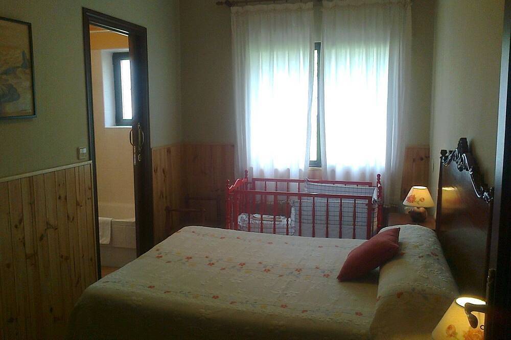 Casa rural Las Tuyas, 6-8 plazas, junto ciud Segovia, jardín, mascotas, internet in Palazuelos de Eresma, Provincia de Segovia
