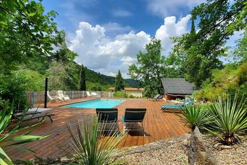 Gîte pour 4 personnes, avec terrasse ainsi que jardin et piscine à Roquetaillade