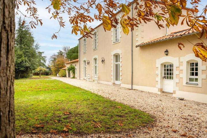 Location de vacances pour 10 personnes, avec terrasse ainsi que piscine et jacuzzi à Saint-Julien-de-Concelles - 4