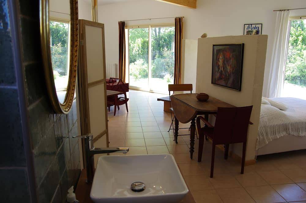 Air-conditioned detached house 60m2 with garden in Sénas, Arles region