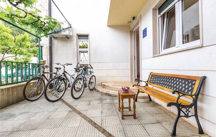 Charmante 120 m² große Wohnung mit Pool, Terrasse und WLAN in Makarska Riviera