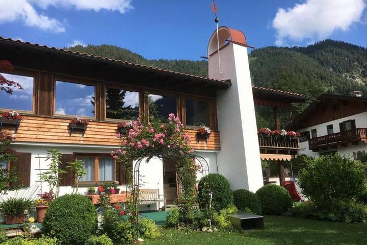 Ferienwohnung für 4 Personen, mit Terrasse und Garten sowie Kinderpool und Pool in Bayrischzell