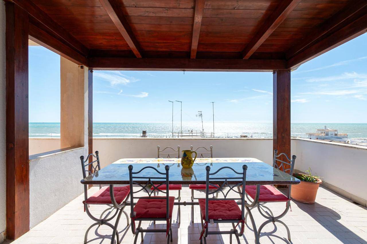 Appartamento intero, One-Bedroom Apartment in Ostia, Roma