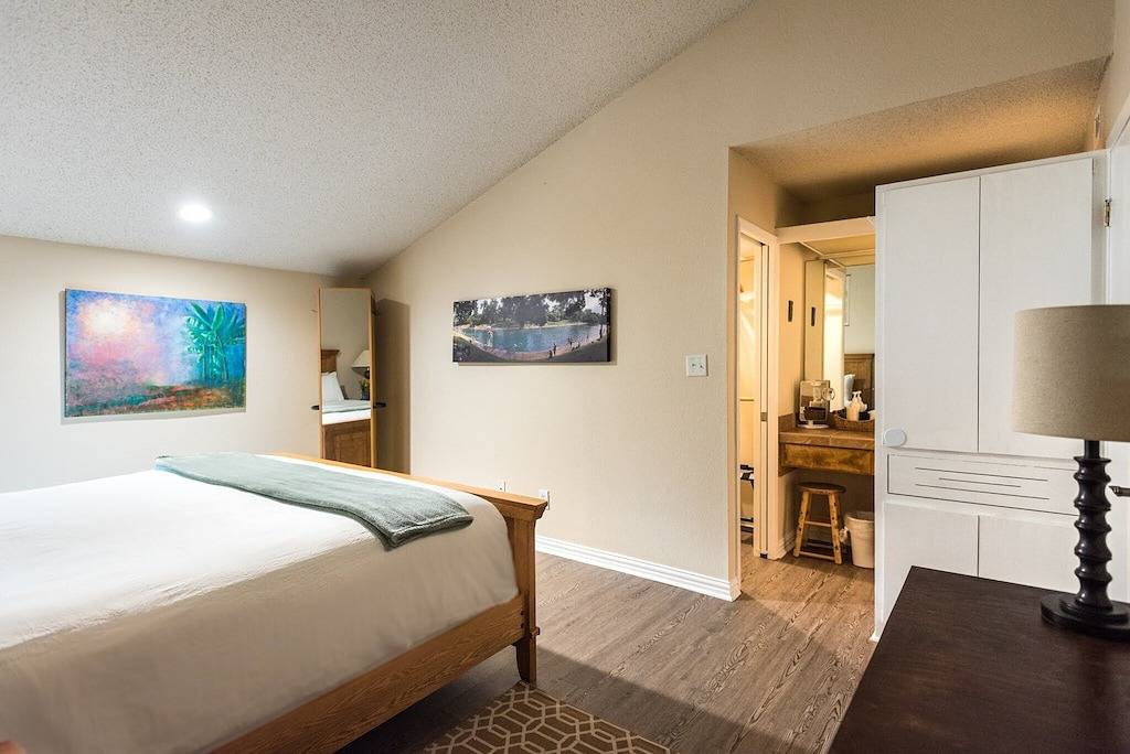 Ganze Wohnung, Erstaunliche Aussicht - 2 Blocks zum Park, Springs, Trails, River - 2 Meilen zum Dt - King Bed! in Austin, Travis County