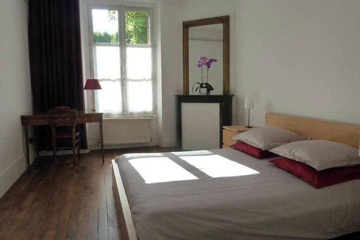 Appartement entier, Pour travailler ou visiter, calme, en rez-de-chaussée  avec petite cour privée. in Versailles, Yvelines
