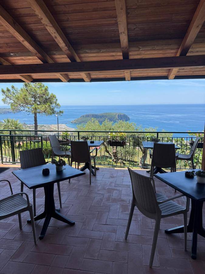 Chambre d’hôte pour 2 personnes, avec Terrasse ainsi que Jardin et Vue à Praia a Mare - 4