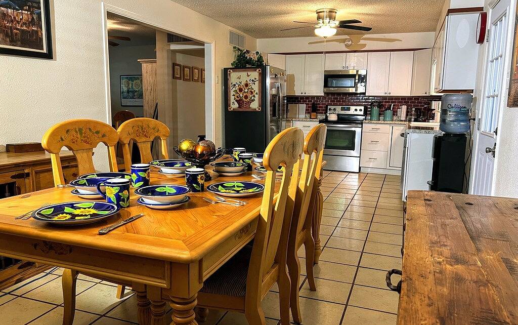 Sunflower House - Large Covered Patio & Great Family Spaces - Centrally Located in San Angelo, Tom Green County