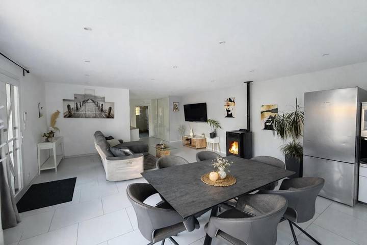 Location de vacances pour 4 personnes, avec Terrasse ainsi que Jardin et Piscine à Golbey - 4