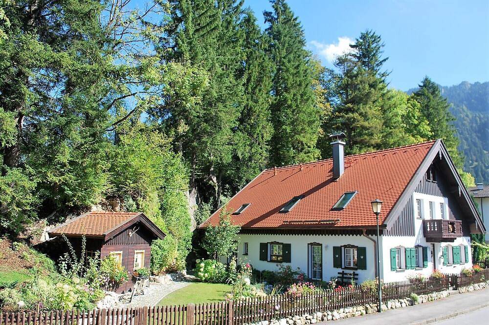 Ganze Wohnung, Großzügige Ferienwohnung mit Stil und Charme! in Oberammergau, Bayerische Alpen