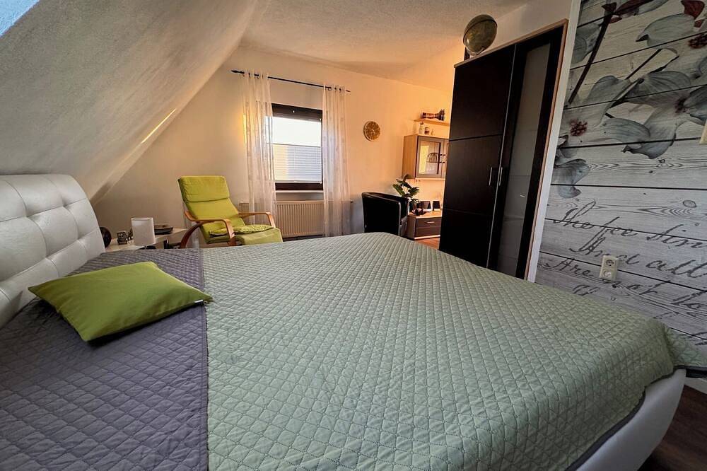 Entire apartment, 85 m² apartment, 3 rooms, kitchen, shower, 15 m² south-west facing balcony in Leipzig-Southeast, Leipzig