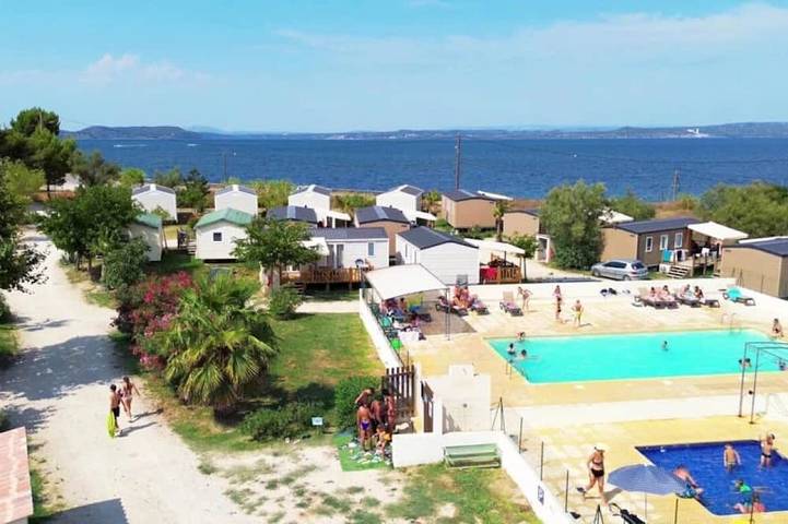 Zecamping 3 étoiles pataugeoire piscine locatif Tv clim 29m2 6 pers in Saint-Mitre-les-Remparts, Mediterranean Coast (France)