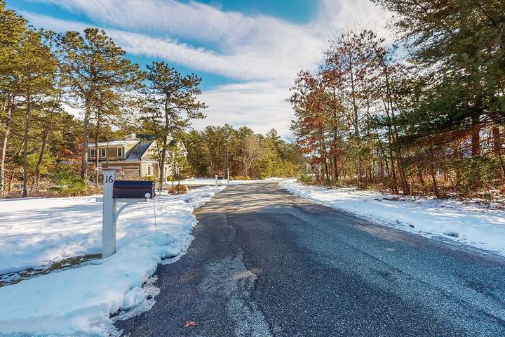 Holiday home for 8 people, with hot tub and sauna as well as garden in Cape Cod