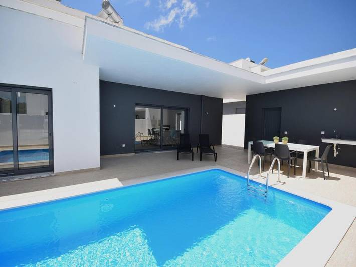 Casa de férias para 6 pessoas, com terraço e piscina em Nadadouro