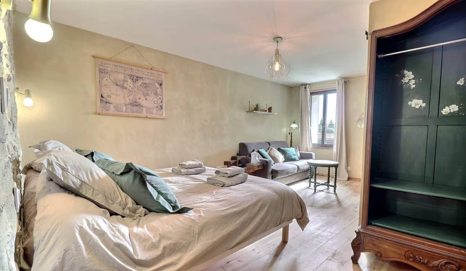 Chambre d’hôtes « L’Aphyllanthe » avec grande cour partagée et Wi-Fi in Saint-Remèze, Privas