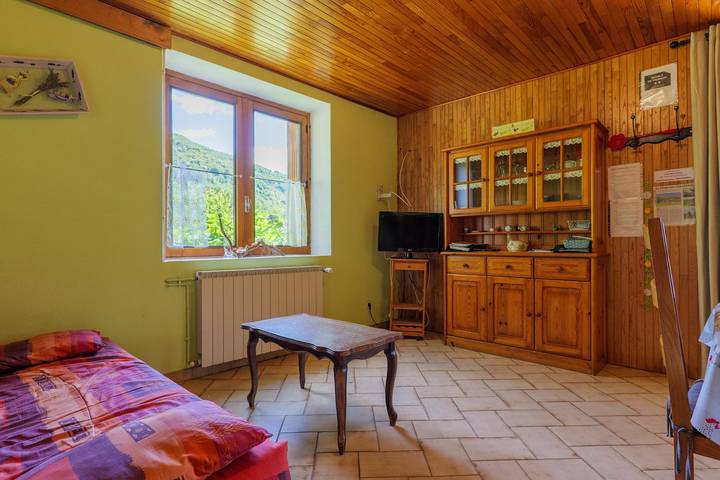 Gîte "À l’ombre du Tilleul": Mountain View, Private Terrace & Wi-Fi in Montpezat-sous-Bauzon, Parc naturel régional des Monts d'Ardèche
