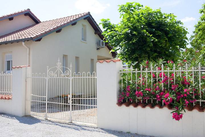 Gîte pour 6 personnes, avec jardin et terrasse, animaux acceptés - 1