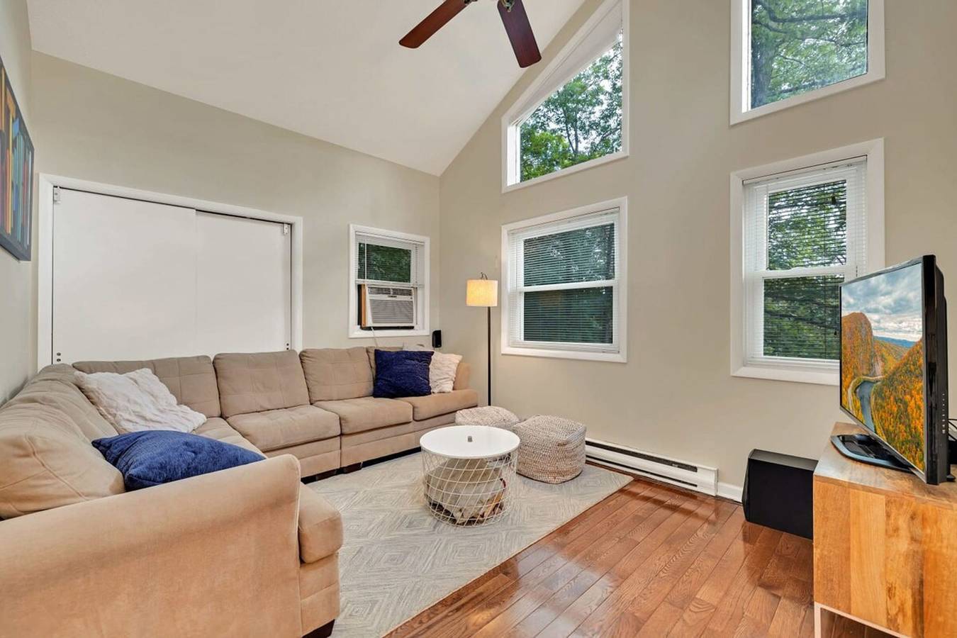 Slopeside Lounge Gameroom Lakes Pools Dogs Welcome in Saw Creek, Pike County